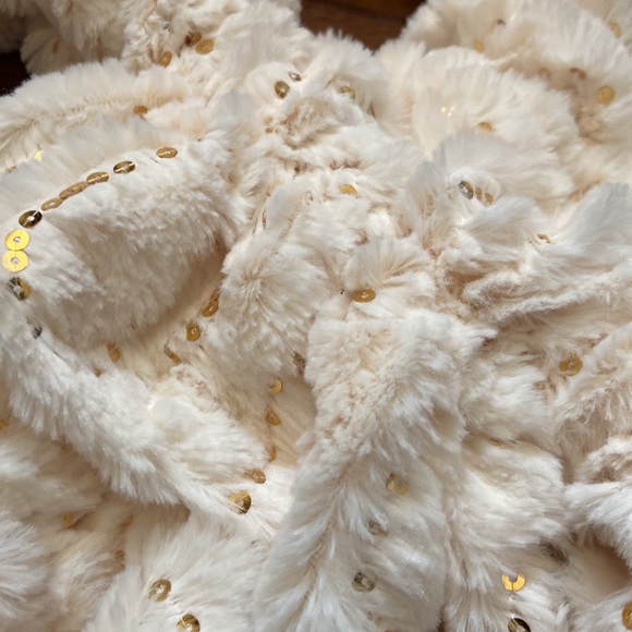 Beautiful beige sequin plush scarf/wrap - Picture 3 of 3